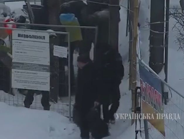 Поліцейські продемонстрували, як Семенченко виносив "зброю" з табору під Верховною Радою. Відео