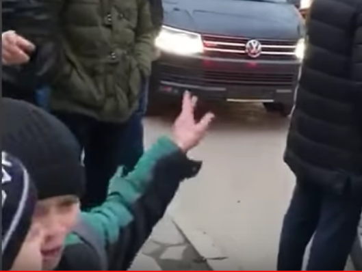 "Давай, уезжай отсюда". Дети с насмешками провожали кортеж Путина в Махачкале. Видео