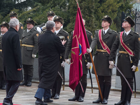 На зустрічі президента Австрії Порошенко надів на українського бійця шапку, що впала з нього. Відео