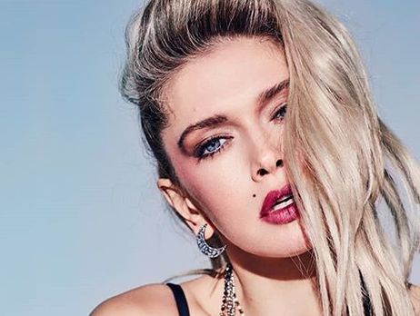 Брежнева показала тело в красном боди из латекса