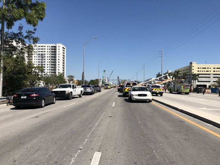 В Майами обрушился пешеходный мост, есть погибшие
