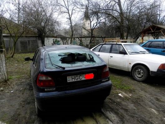 У Закарпатській області невідомі розбили скло дев'яти автомобілів з угорськими номерами
