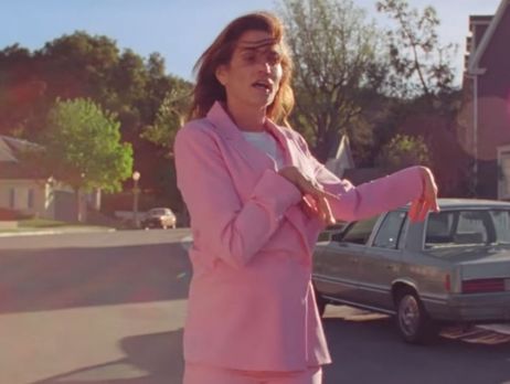 Кроуфорд продемонстрировала танцы в стиле 1980-х годов в рекламе Reserved. Видео