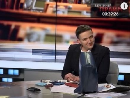 "Документи, мої особисті речі". Савченко в ефірі телеканала показала вміст своєї сумки