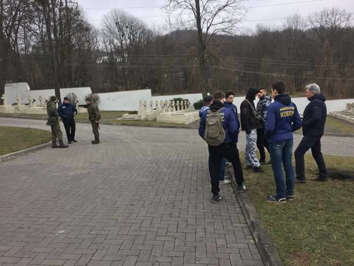 Українські націоналісти розпочали патрулювання польського Меморіалу орлят