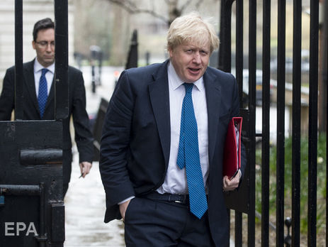 Джонсон отказался пожать руку российскому послу в Лондоне