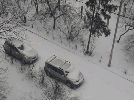 У Києві через снігопад обмежили в'їзд великогабаритного транспорту. Понеділок можуть оголосити вихідним