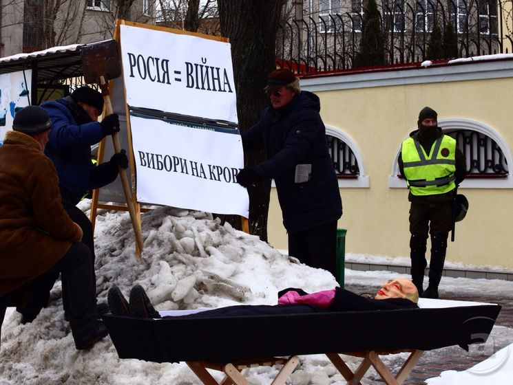 В Харькове к российскому консульству принесли чучело Путина в гробу