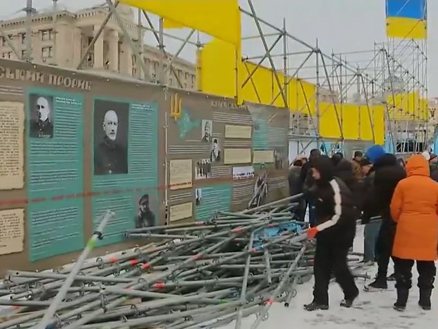 "На барикади – те, що треба". На Майдані в Києві активісти розібрали металеві конструкції. Відео