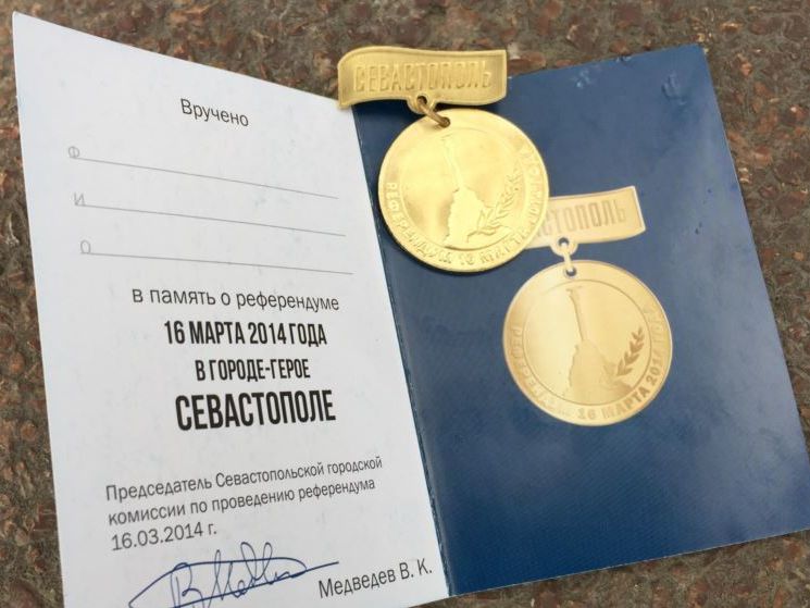 В окупованому Севастополі всім, хто проголосував на виборах президента Росії, видають медалі