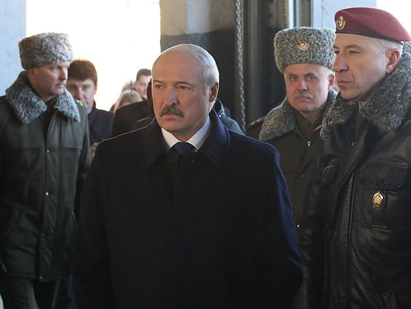 Лукашенко привітав Путіна з "переконливою перемогою" на виборах президента Росії