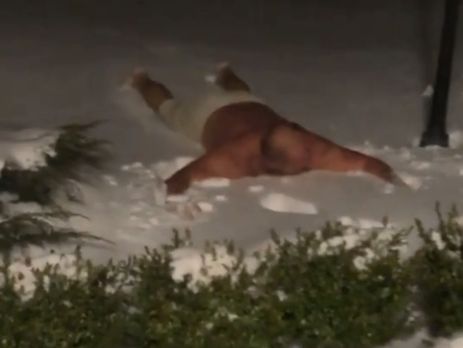 Полуголый Кива обтерся снегом 