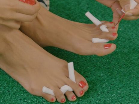 100 років історії догляду за ногами показали в короткому ролику. Відео