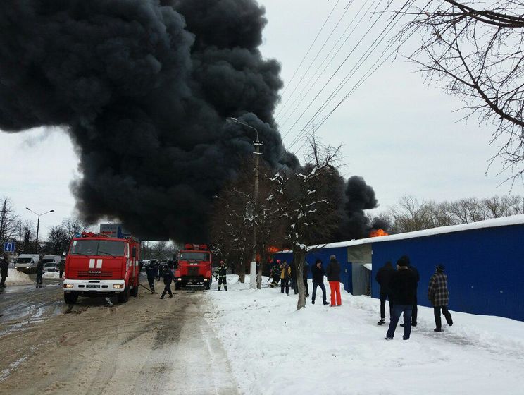 В Черновцах тушили пожар на одном из крупнейших в Украине рынков