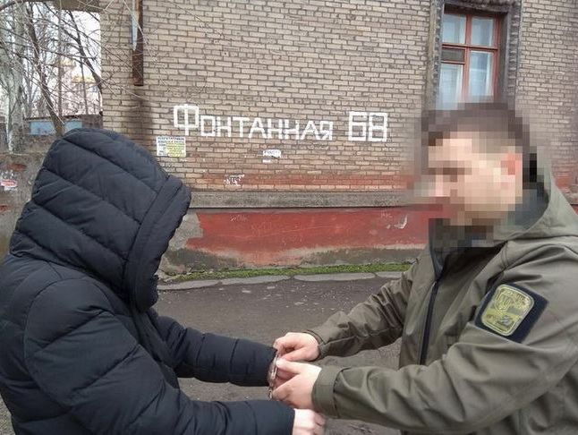 СБУ задержала в Мариуполе участницу группировки, переоформлявшей на боевиков недвижимость на Донбассе