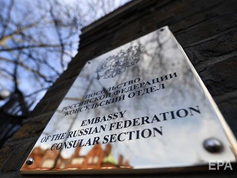 Російські дипломати, яких висилають, а також їхні сім'ї покинули посольство в Лондоні. Відео
