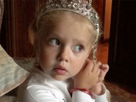 Дочь Пугачевой и Галкина вышла на подиум в свадебном платье