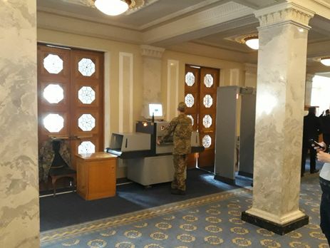 В Раде установили металлоискатель, рентген и сейфы. Фоторепортаж