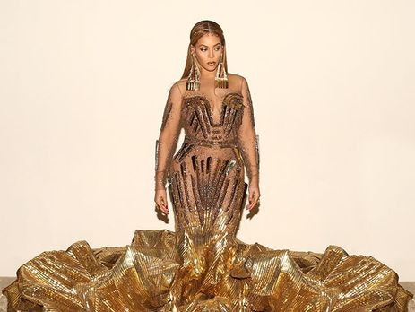 Бейонсе пришла на аукцион в золотом платье
