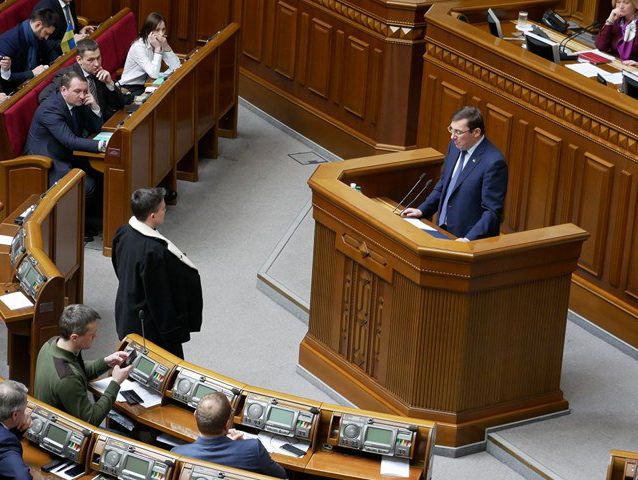Луценко заявил, что Савченко планируют назначить психиатрическую экспертизу