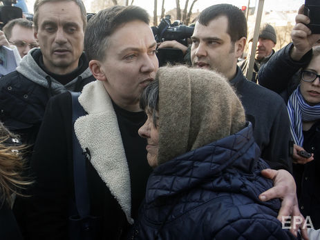 В Шевченковский суд прибыли мать и сестра Савченко