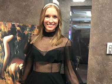 Осадча у блискучій сукні позувала для промо весняного сезону 