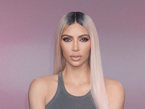 Кардашян продемонстрировала формы в нюдовом купальнике