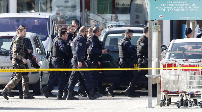 Поліція застрелила чоловіка, який захопив заручників у Франції