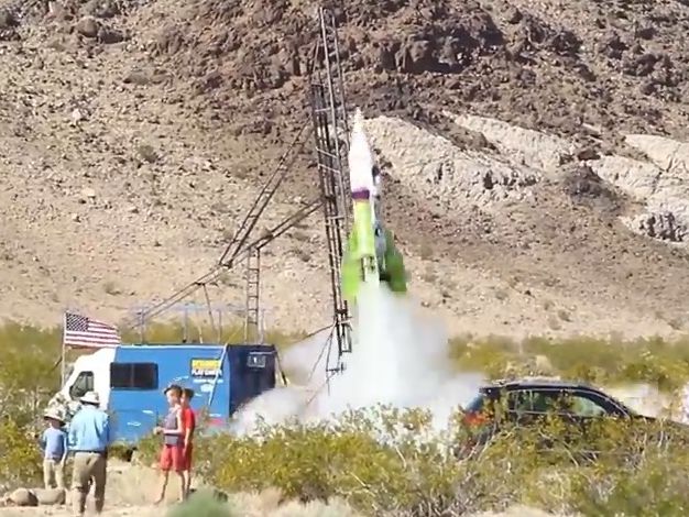 У США винахідник здійснив політ на саморобній ракеті, щоб довести, що Земля плоска. Відео