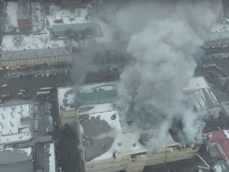 В российском Кемерово горит торгово-развлекательный центр, есть погибшие. Видео