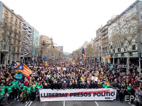 У Барселоні тисячі людей вийшли на мітинг проти затримання Пучдемона. Фоторепортаж