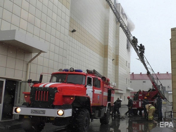 У МНС Росії повідомили, що рятувальники і далі гасять окремі осередки горіння в торговому центрі в Кемерові