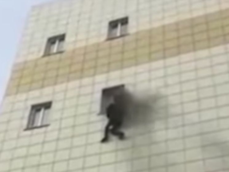 Люди выпрыгивали из окон во время пожара в Кемерово. Видео