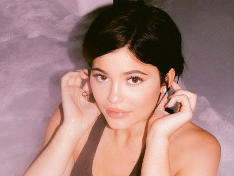 Кайли Дженнер сфотографировалась с новорожденной дочерью