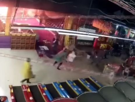 Камери відеоспостереження зафіксували перші хвилини після початку пожежі в Кемерові. Відео