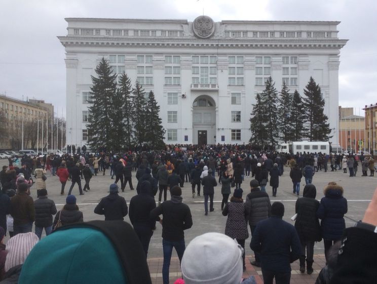 Пожар в "Зимней вишне". Тысячи жителей Кемерово прорвались к зданию обладминистрации и требуют отставки властей. Трансляция