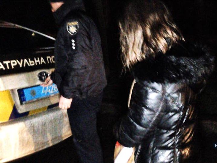 У Миколаєві поліцейські врятували дитину, яку нетвереза мати кинула з мосту
