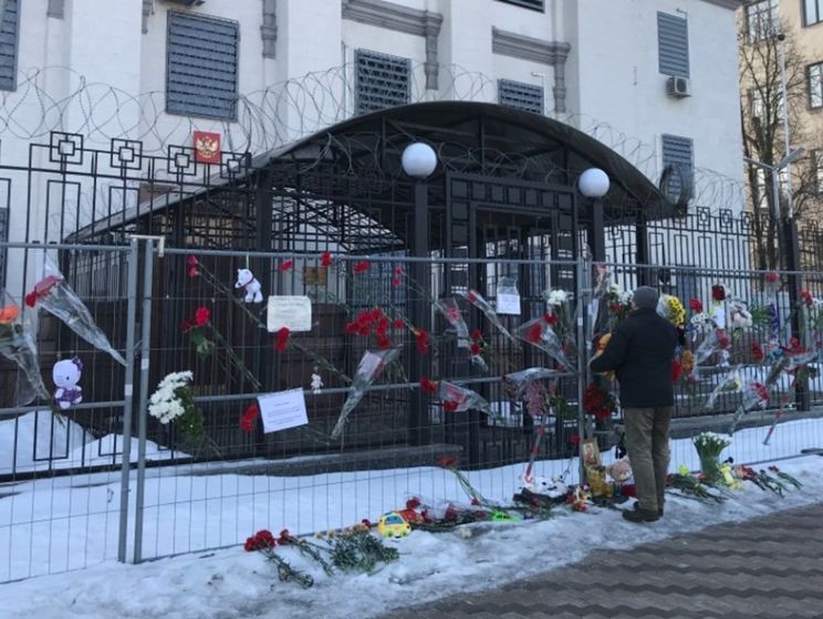 Трагедия в Кемерово: к посольству РФ в Киеве приносят цветы и игрушки 