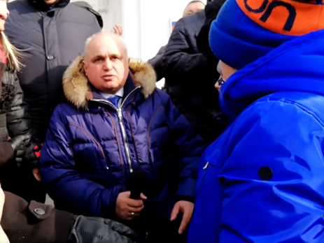Пожар в Кемерово. Вице-губернатор на коленях попросил прощения у жителей города. Видео