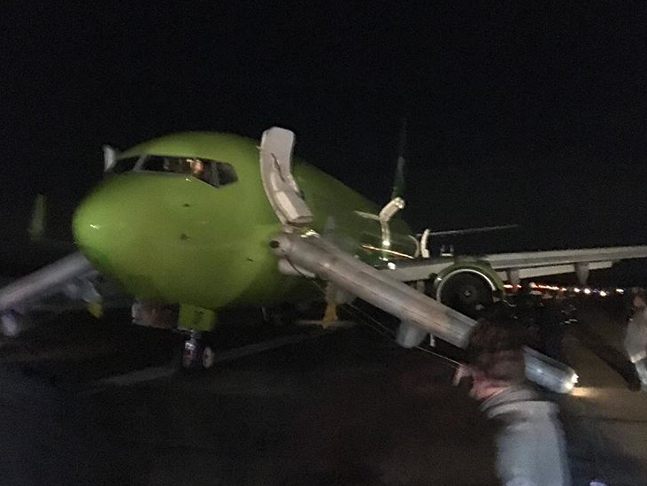 "Двері відчиняйте!" Пасажири виходили на крила літака, що задимівся в аеропорту Домодєдово. Відео