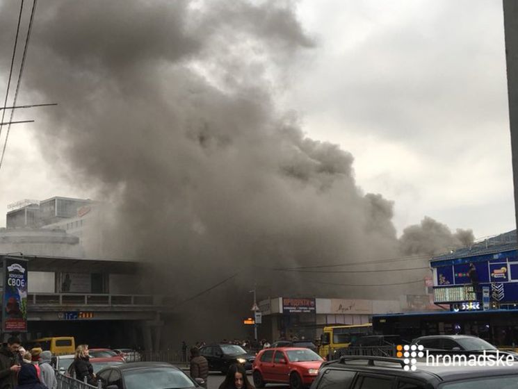 У Києві біля станції метро "Лівобережна" сталася пожежа