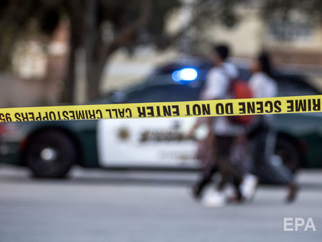 В США автомобиль врезался в группу людей, погиб один человек