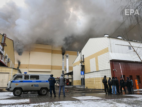 У МНС РФ заявили, що на момент прибуття пожежників охорона й адміністрація торгового центру в Кемерові була відсутньою