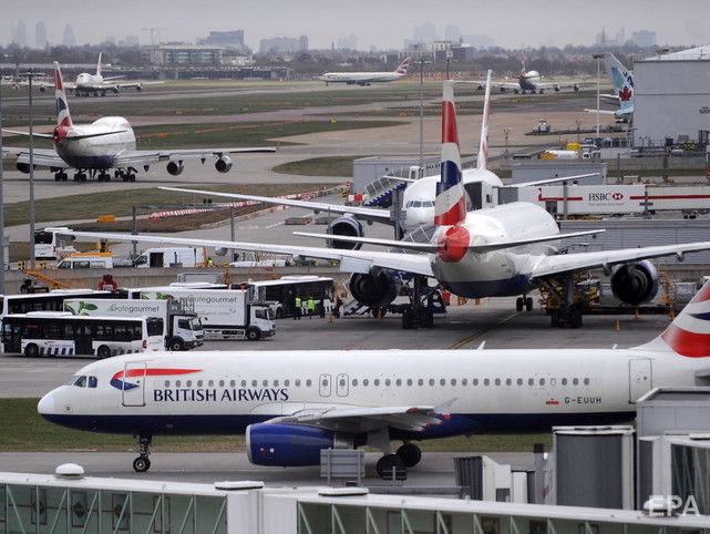 Російський літак наїхав на ногу співробітникові лондонського аеропорту Гатвік