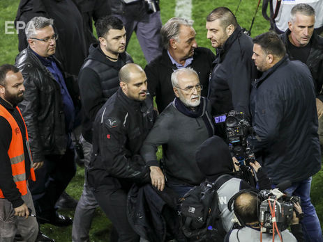 Президента греческого клуба ПАОК, выбежавшего на поле с пистолетом, дисквалифицировали на три года