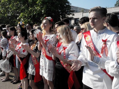 В Севастополе выпускники пришли на "Последний звонок" в вышиванках. Фоторепортаж