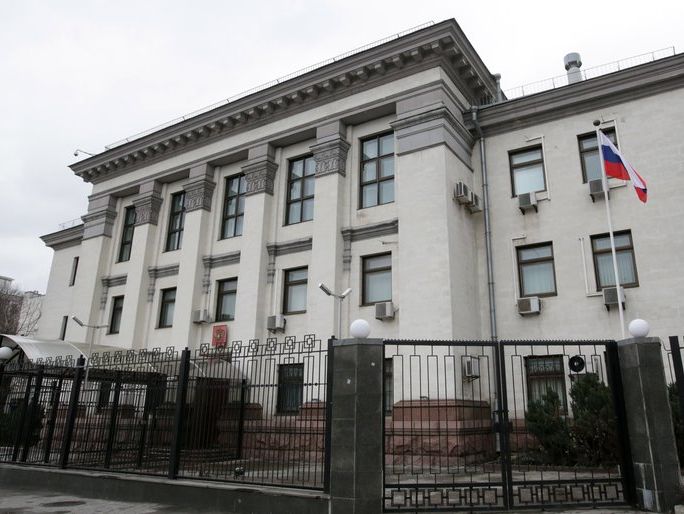 "Не по нашей вине". Российское посольство в Украине предупредило о сложностях с обслуживанием