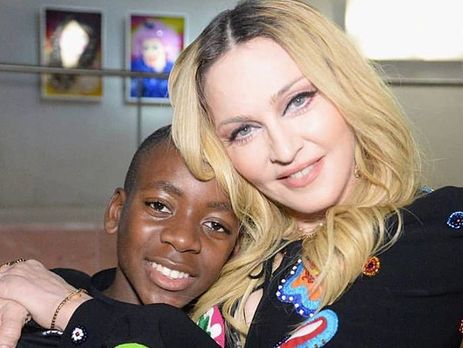 Прийомний син Мадонни виконав власну пісню