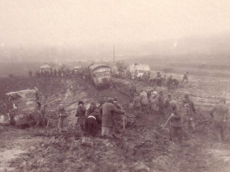 Киевлянка Хорошунова в дневнике 1944 года: Каменец окружен двойным кольцом. За немцами уже огромное количество наших, образующих кольцо