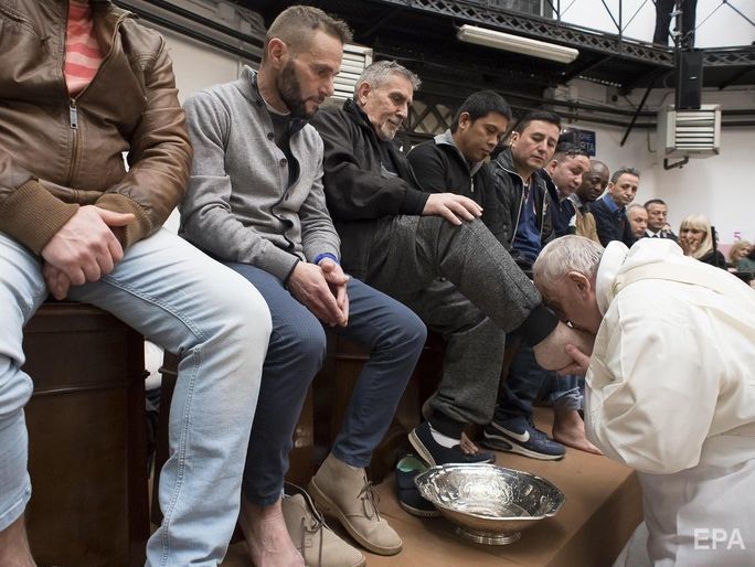 "Сьогодні я такий самий грішник, як і ви". Папа Франциск омив ноги 12 ув'язненим в італійській в'язниці